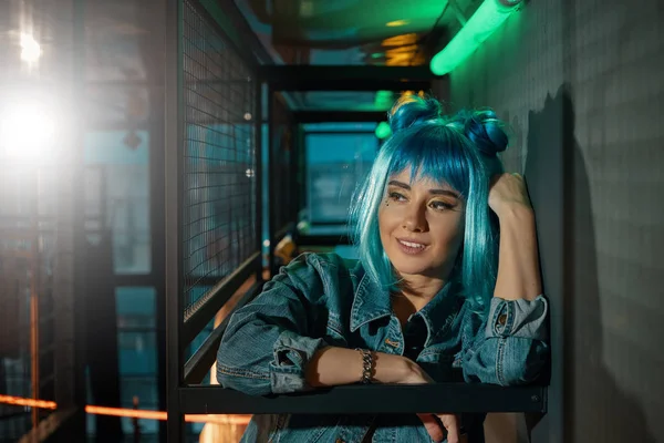 Porträt einer jungen schönen Pop-Frau mit blauer Perücke — Stockfoto