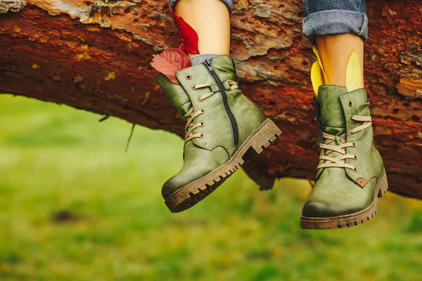 Skórzane buty na nogi kobiet — Zdjęcie stockowe