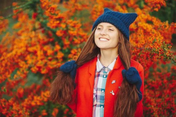 Модель в стильному зимовому капелюсі та рукавичках — стокове фото