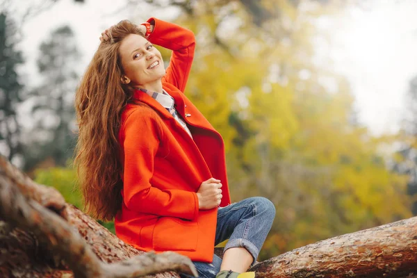 有吸引力的女孩玩头发 — 图库照片