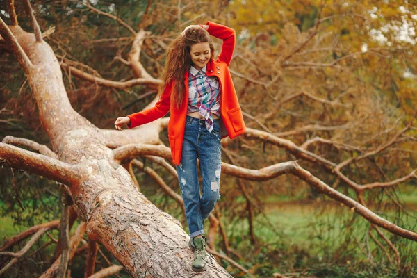 Menina na moda andando feliz no parque — Fotografia de Stock