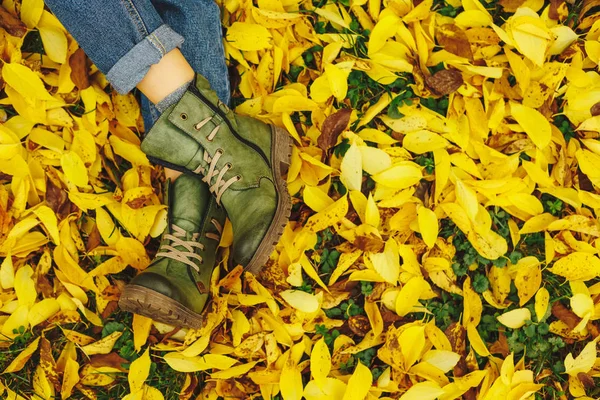 Buty w żółty autumn odchodzi — Zdjęcie stockowe