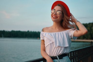 Karşı konulmaz gülümseme portre parlak pozitif kızla