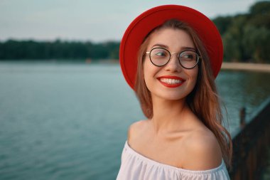 Karşı konulmaz gülümseme portre parlak pozitif kızla