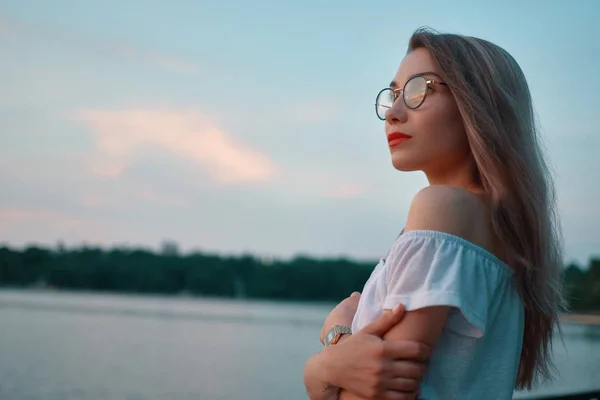 Приваблива дівчина в окулярах на парку вид на озеро — стокове фото