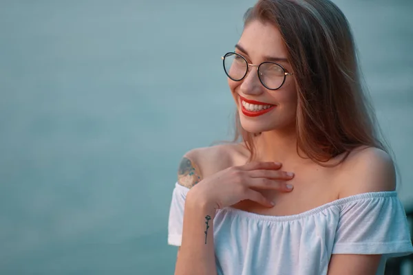 Retrato brilhante menina positiva com sorriso irresistível — Fotografia de Stock