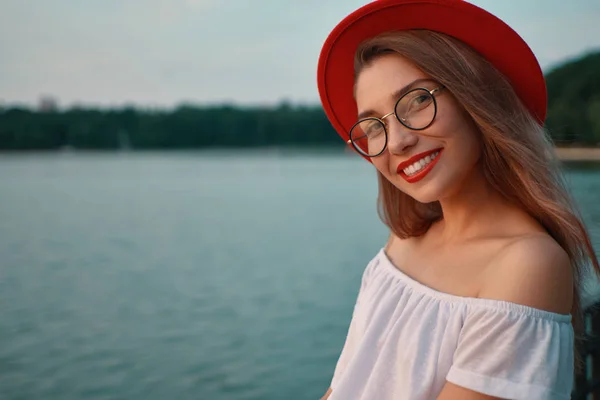 Retrato brilhante menina positiva com sorriso irresistível — Fotografia de Stock