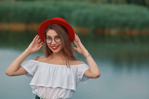 Portret glanzende positieve meisje met onweerstaanbare glimlach — Stockfoto