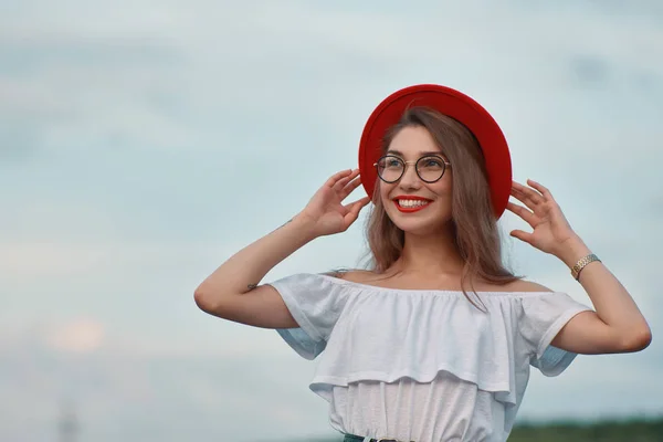 Retrato brilhante menina positiva com sorriso irresistível — Fotografia de Stock