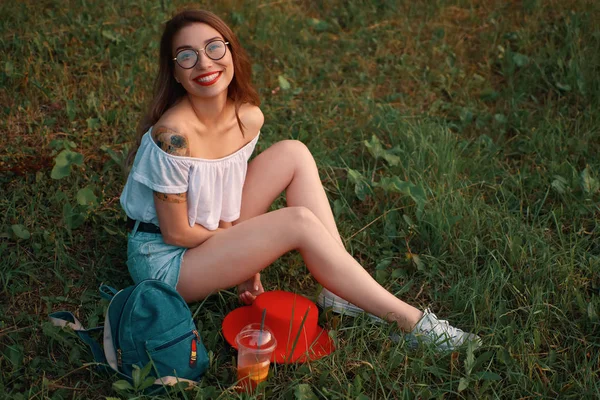 Urbano hermosa chica tomando un saludable descanso en el parque descansando —  Fotos de Stock