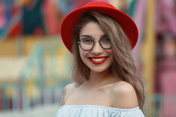 Portret glanzende positieve meisje met onweerstaanbare glimlach — Stockfoto