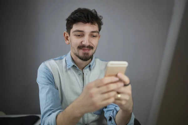 Junge Führungskraft hat gute Nachrichten erhalten — Stockfoto