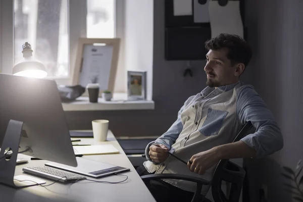 Mannen funderar på lösning. — Stockfoto