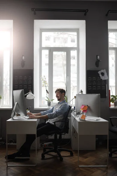 Ein Mann, der in einem modernen Designbüro arbeitet — Stockfoto