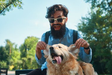 Adam ve eğleniyor, oynarken, komik surat restin süre köpek