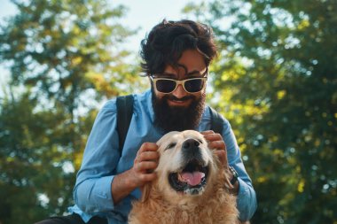 Adam ve eğleniyor, oynarken, komik surat restin süre köpek