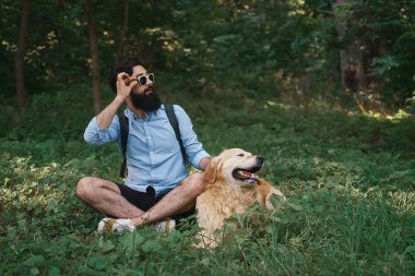 Adam rahat kıyafetler ve köpeğini sola sürpriz arıyor