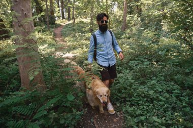 Yakışıklı adam havada köpeğini yürüyüşe