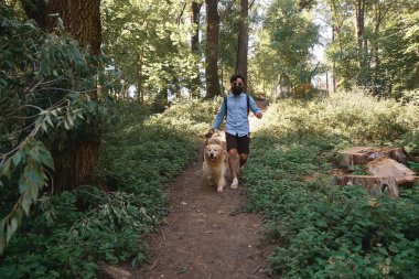 Yakışıklı adam havada köpeğini yürüyüşe