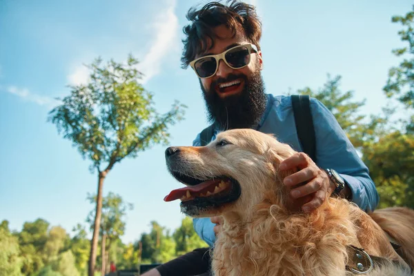 Ember és a kutya, szórakozás, játék, hogy vicces arcok, miközben restin — Stock Fotó