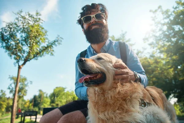 Ember és a kutya, szórakozás, játék, hogy vicces arcok, miközben restin — Stock Fotó