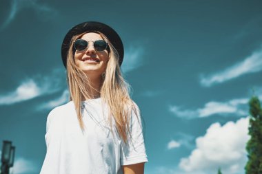 mutlu genç kadın zevk tatil