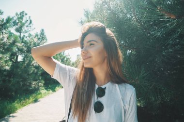 Güzel bir yüzü olan yakın çekim kadın zevk güneş özellikleri