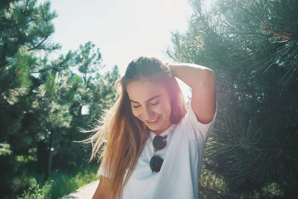 Detail mladá žena s krásnou tváří a nabízí těší slunce — Stock fotografie