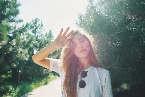 Detail mladá žena s krásnou tváří a nabízí těší slunce — Stock fotografie