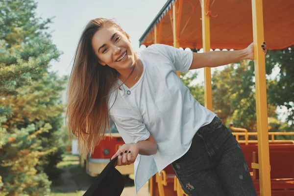 Despreocupado elegante jovem mulher desfrutando de aventura de verão e t — Fotografia de Stock