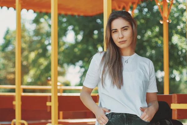 Porträt junge Studentin entspannt an einem sonnigen Tag träumen — Stockfoto