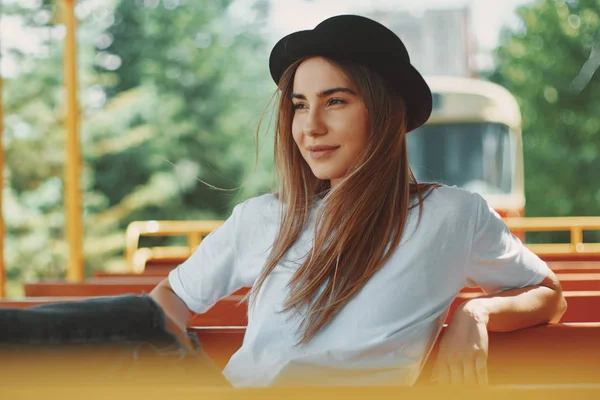 Mujer joven con sombrero en un recorrido por la ciudad —  Fotos de Stock