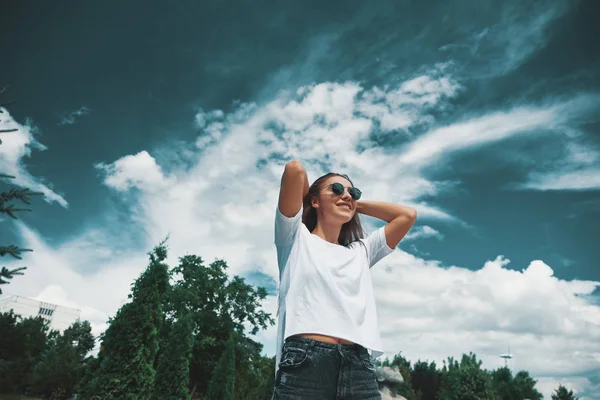 Ελευθερία νεαρή γυναίκα ξέγνοιαστα με ανοιχτές αγκάλες μπλε ουρανό — Φωτογραφία Αρχείου