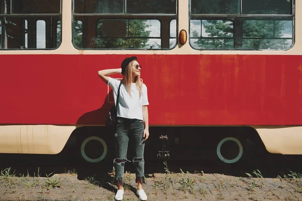 Arka planda tramvay ile poz kaygısız hippi kız — Stok fotoğraf