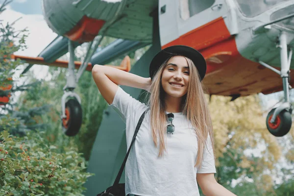 Soñando chica joven mirando a la cámara feliz, con un pequeño lindo h —  Fotos de Stock