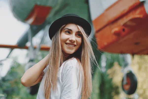 Retrato de menina despreocupada, desfrutando de um belo dia — Fotografia de Stock