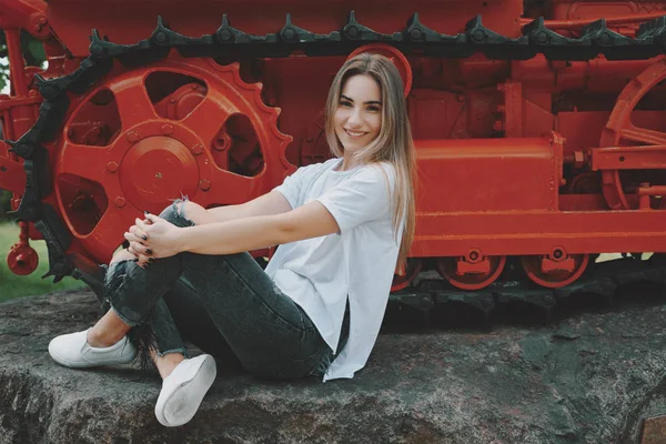 Mujer y máquina de metal pesado — Foto de Stock