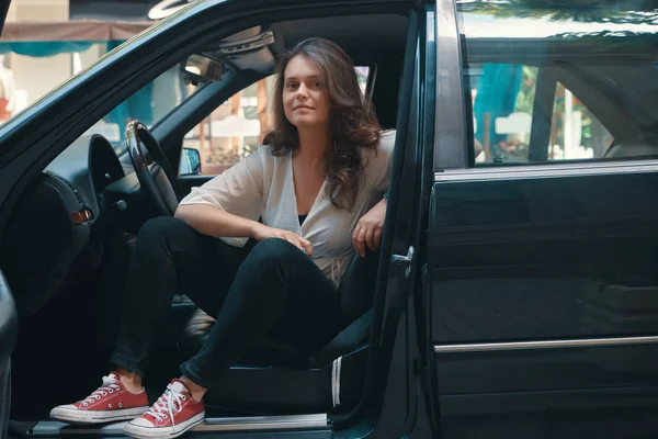 Mujer saliendo de un coche . — Foto de Stock