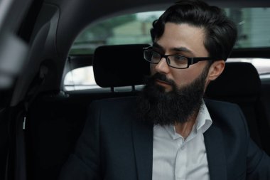 En iyi çözüm bulacaksınız. Bir arabanın arka koltuğunda oturmuş pencereden ararken verimlilik ve Şirket büyüme düşünüyorum emin iş adamı.