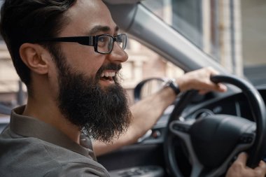  Yakışıklı, mutlu adam arabayı kullanan