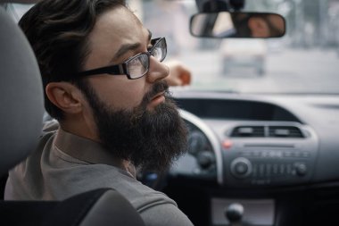 Sürücü adam yol dikkat