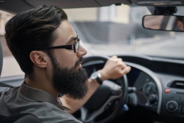 Sürücü adam yol dikkat