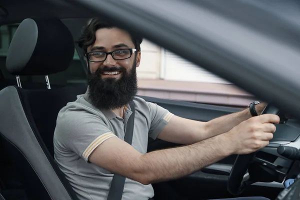 Motorista de carro feliz com cinto de segurança apertado — Fotografia de Stock