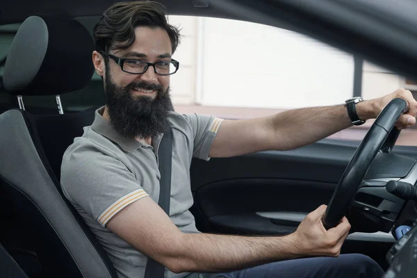 Motorista de carro feliz com cinto de segurança apertado — Fotografia de Stock