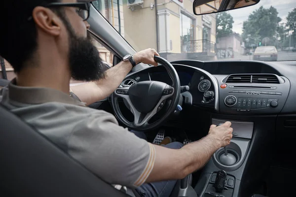 Bonito homem dirigindo o carro — Fotografia de Stock