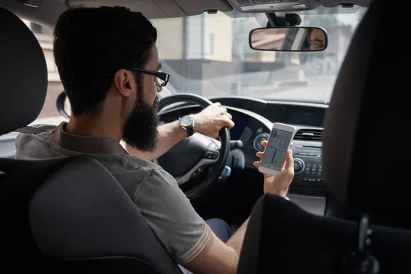 Homem usando telefone celular durante a condução . — Fotografia de Stock