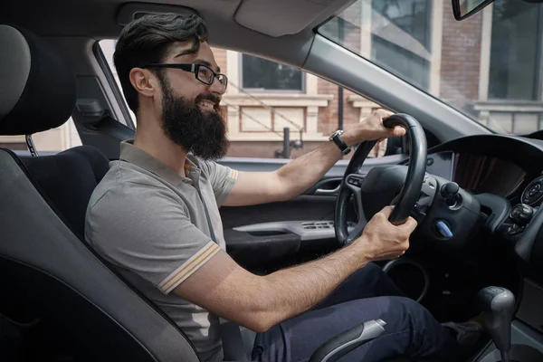 Handsome, happy man driving the car — Stock Photo, Image