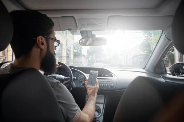 Homem usando telefone celular durante a condução . — Fotografia de Stock