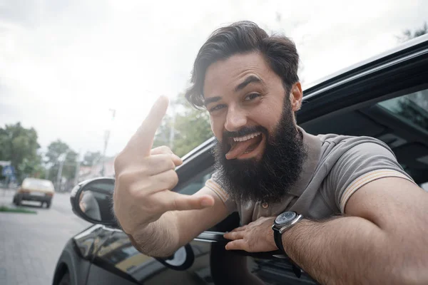 Close up ritratto laterale di felice uomo guida auto — Foto Stock