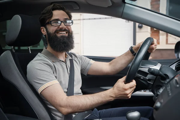 Feliz carismático homem dirigindo um carro — Fotografia de Stock